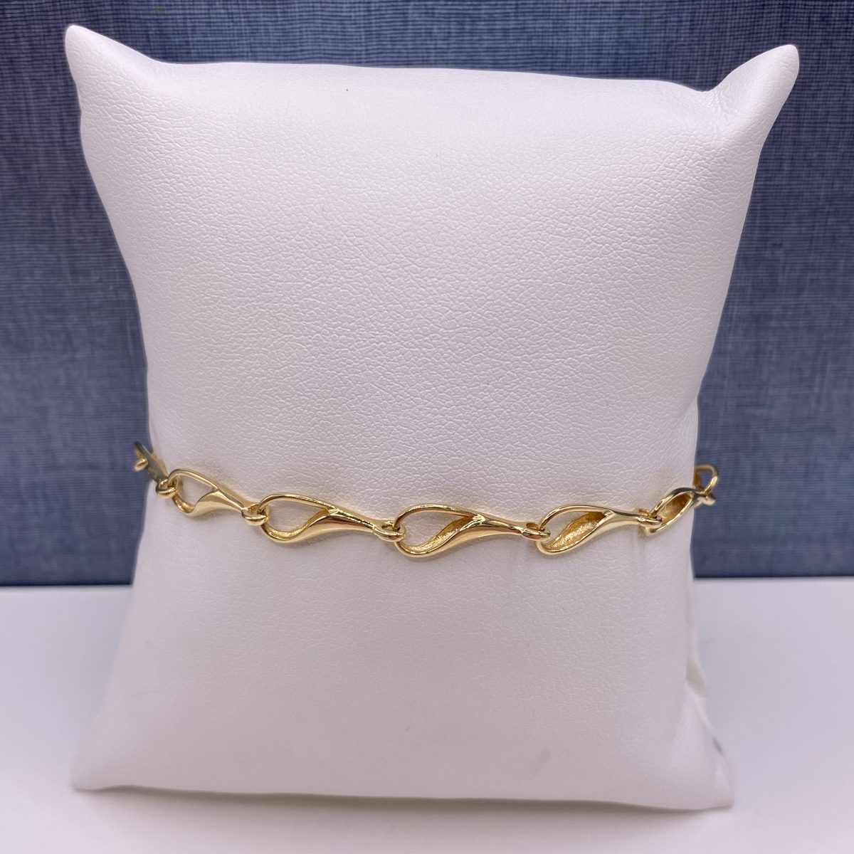 Yellow Gold Needle Eye Bracelet