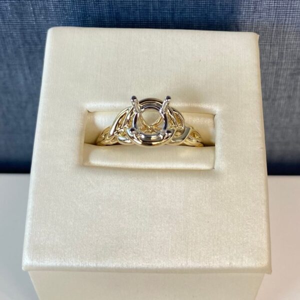 Empty Setting in Yellow Gold with Twisted Design