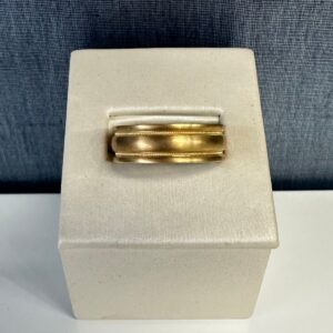 18ky-P00495 Ribbed Yellow Gold Ring with Milgrain Detail