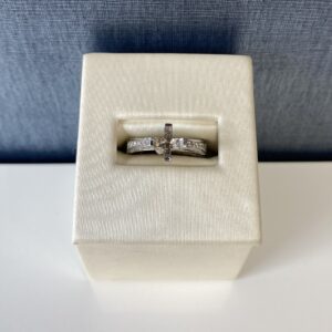 Graduated Diamonds in White Gold Engagement Ring