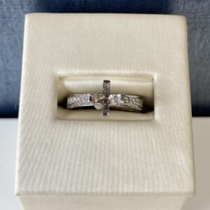 Graduated Diamonds in White Gold Engagement Ring