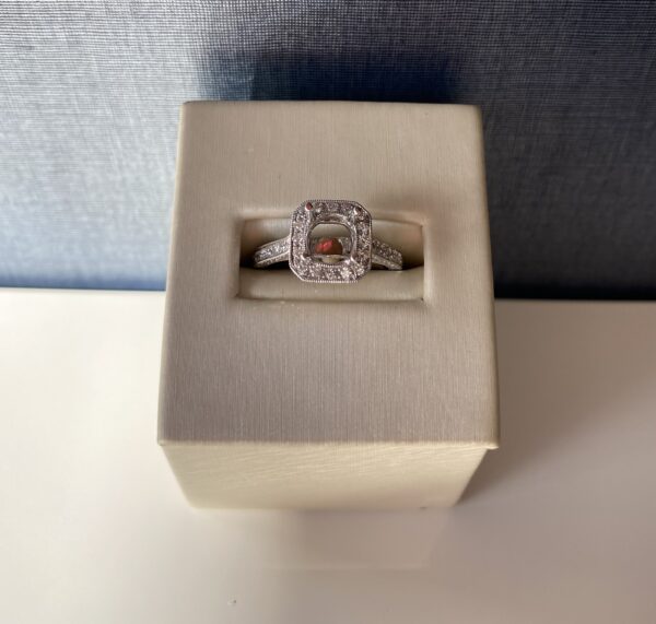Diamond Engagement Ring with Halo in White Gold