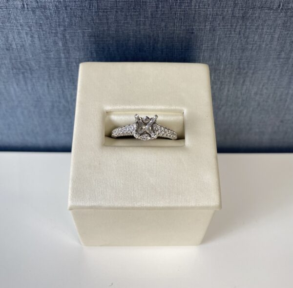 Graduated Diamond and White Gold Engagement Ring