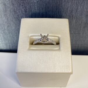 Graduated Diamond Engagement Ring in White Gold