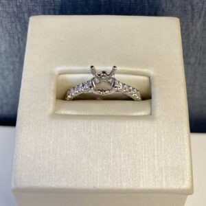 Graduated Diamond Engagement Ring in White Gold