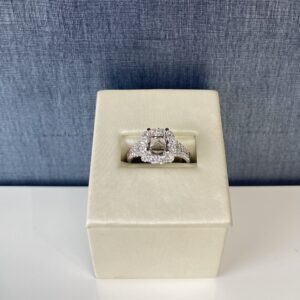 Graduated Diamond Engagement Ring in White Gold
