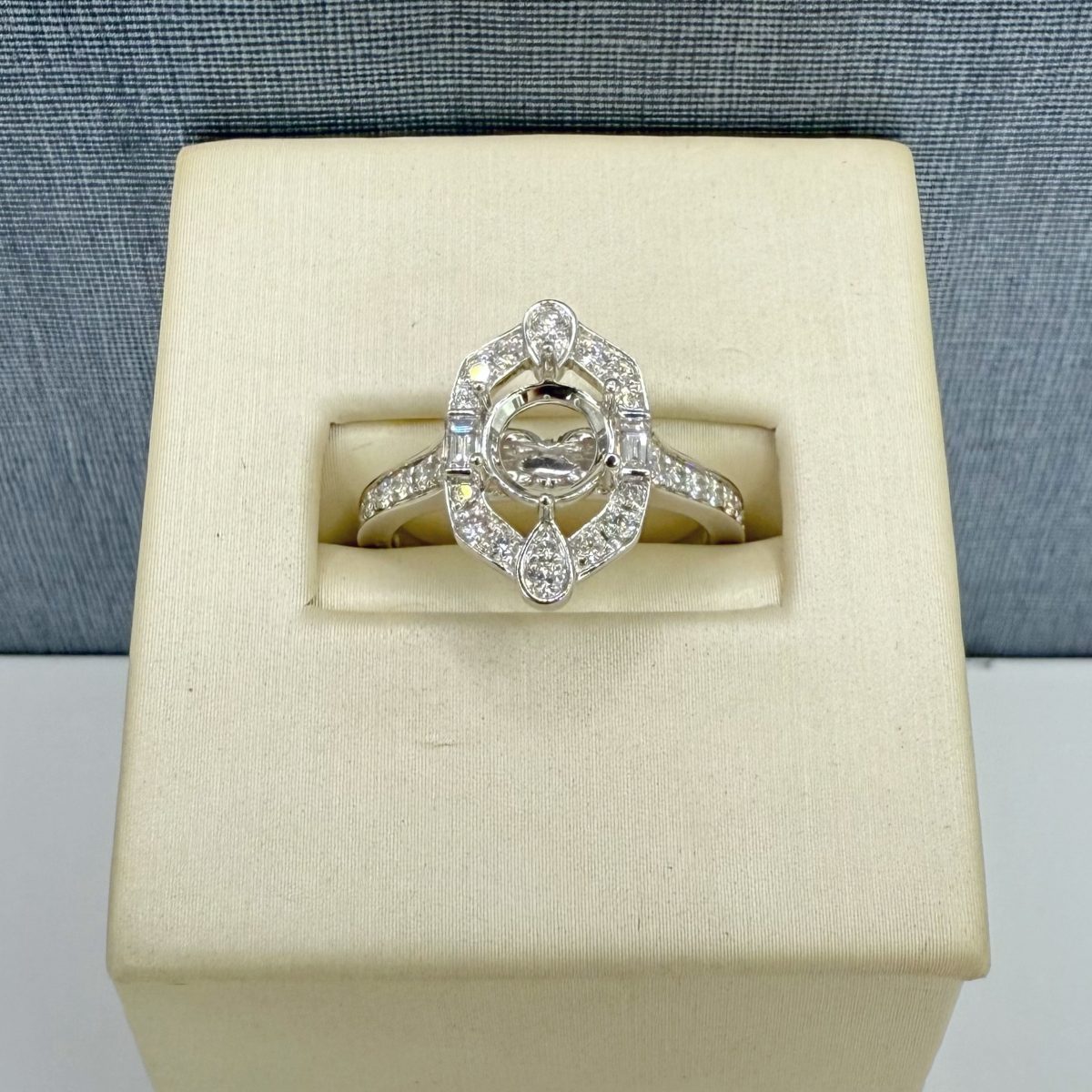 Vintage Mounting for Round in White Gold