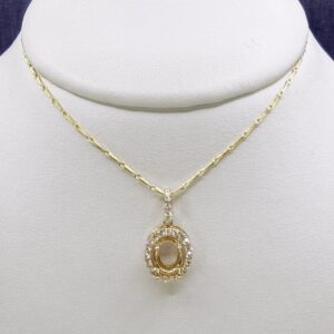 Oval Diamond Halo Mounting in Yellow