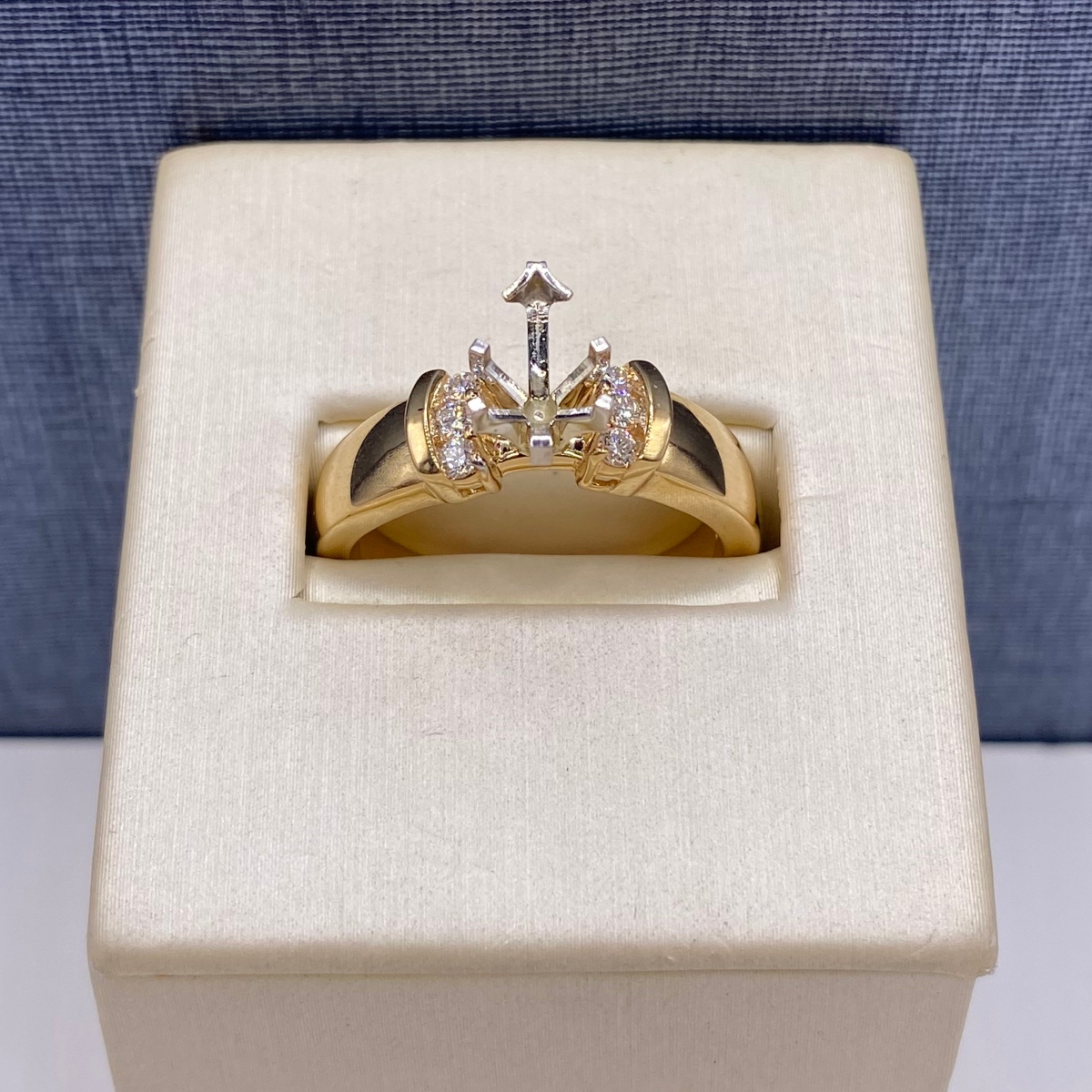 Yellow Gold Mounting for Pear Center