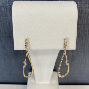 Dropped Earrings with Diamonds in Yellow Gold