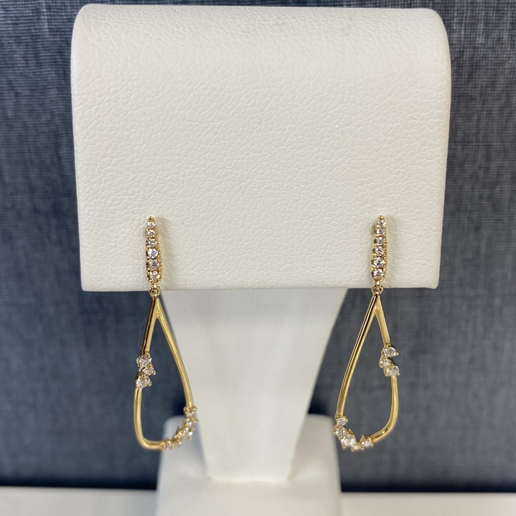 Dropped Earrings with Diamonds in Yellow Gold