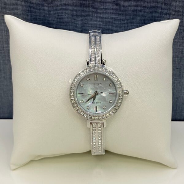 White Eco Drive with Decorative Stones