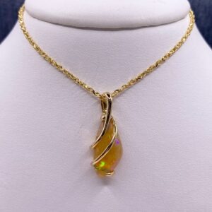 Fashion Opal Pendant Twisted in Yellow Gold
