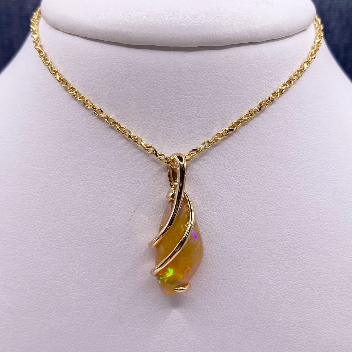 Fashion Opal Pendant Twisted in Yellow Gold