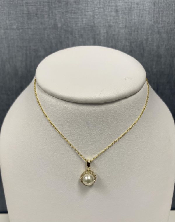 Pearl Necklace with Diamond Halo in 14k Yellow Gold