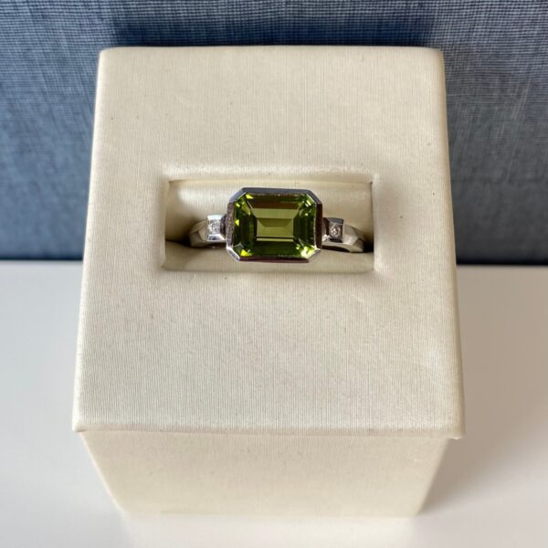 Per-D03595 Peridot and Diamond Ring with White Knife Edge Shank