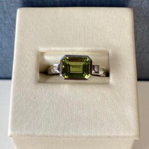 Per-D03595 Peridot and Diamond Ring with White Knife Edge Shank