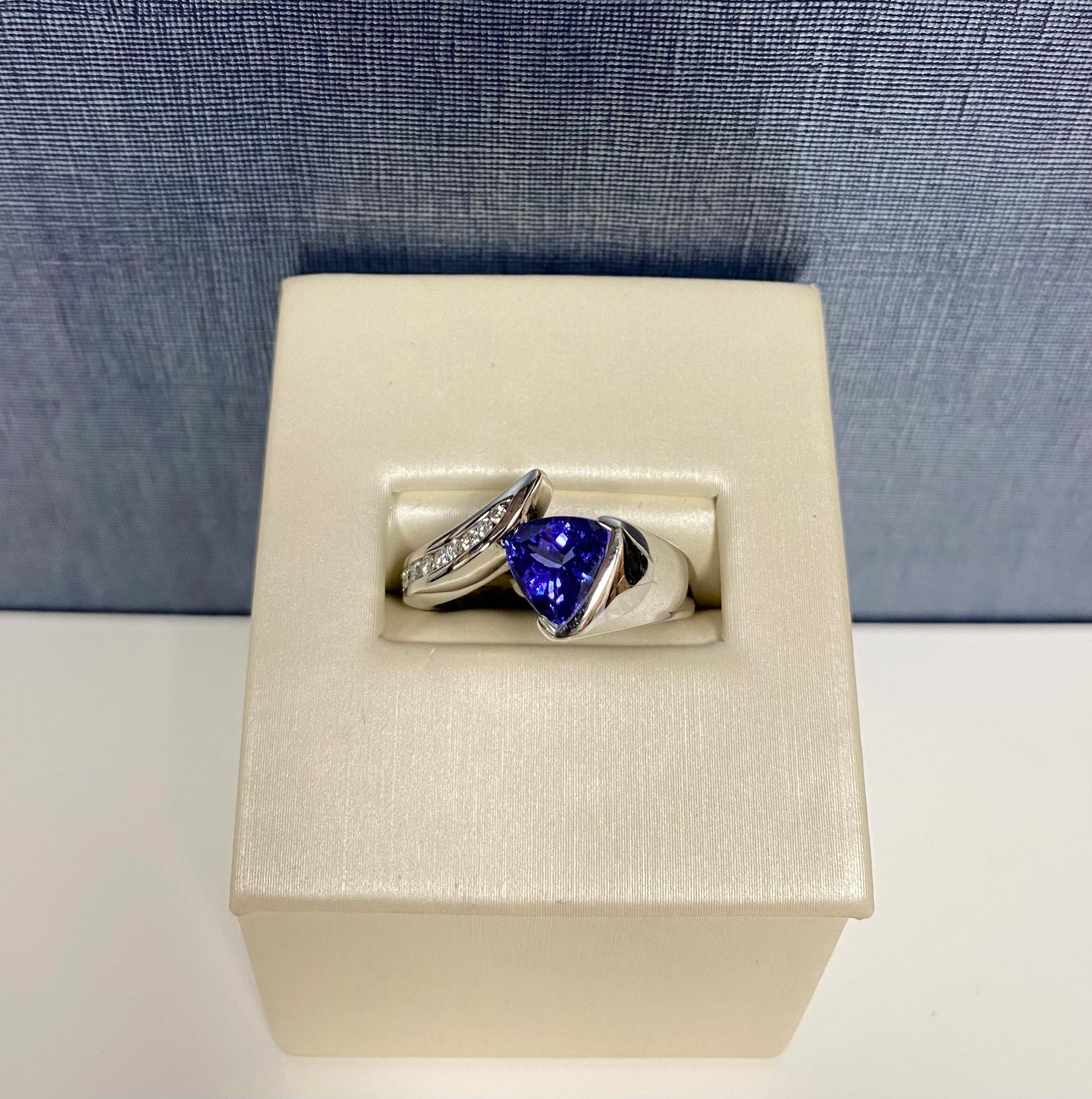 Madeliefje toren plank Tanzanite and Diamond White Gold Ring | Solid Gold Jewelers